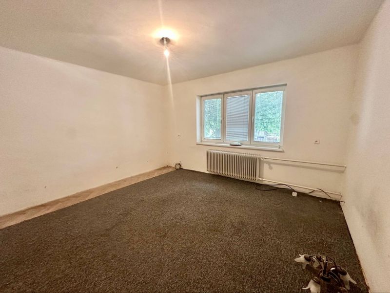 FOX * Starší rodinný dom na veľkom pozemku 1273 m2 * Brestovany - 4