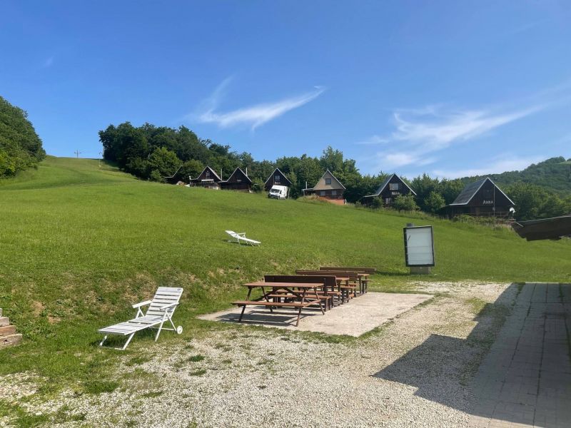 FOX - Ponúkame na predaj prerobenú chatu na Bezovci - 4