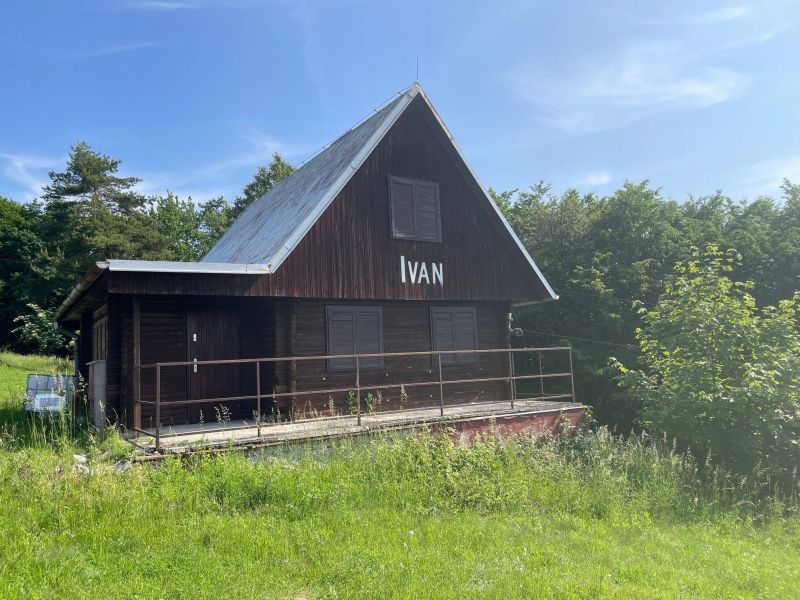 FOX - Ponúkame na predaj prerobenú chatu na Bezovci - 1