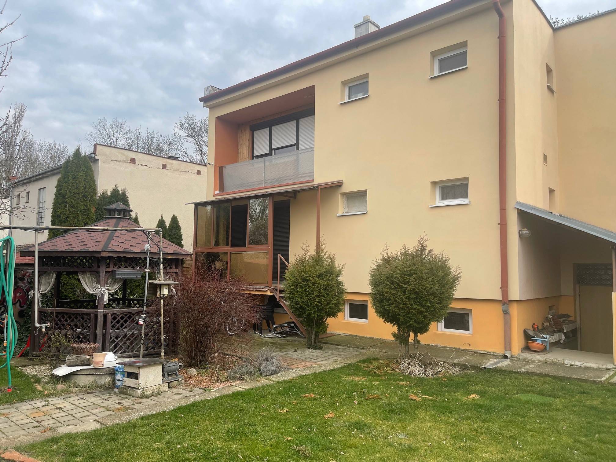 FOX - 6 izbový dvojgeneračý rodinný dom * Bučany * pozemok o výmere 1273 m2